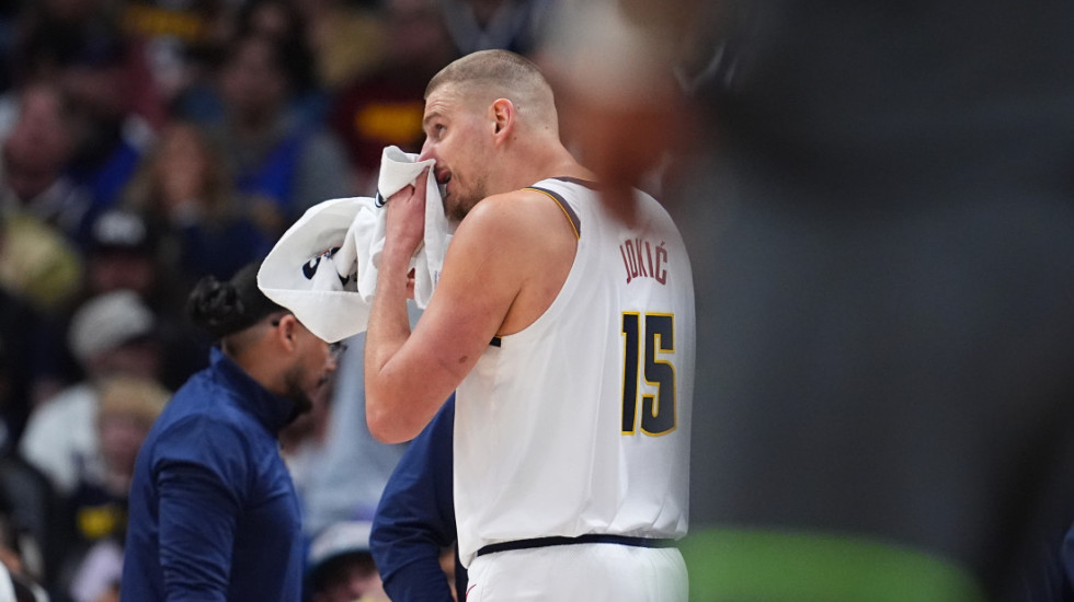 Strašno, ceo Denver je zanemeo - Jokić krvav otrčao do klupe, a onda... (VIDEO)