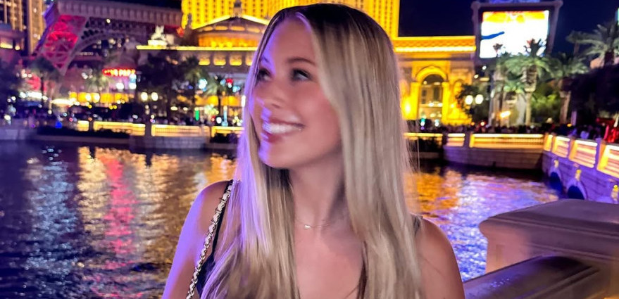 Ko je plavuša na mečevima Nikole Jokića? Privukla je veliku pažnju, svi bruje o njoj zbog jednog detalja