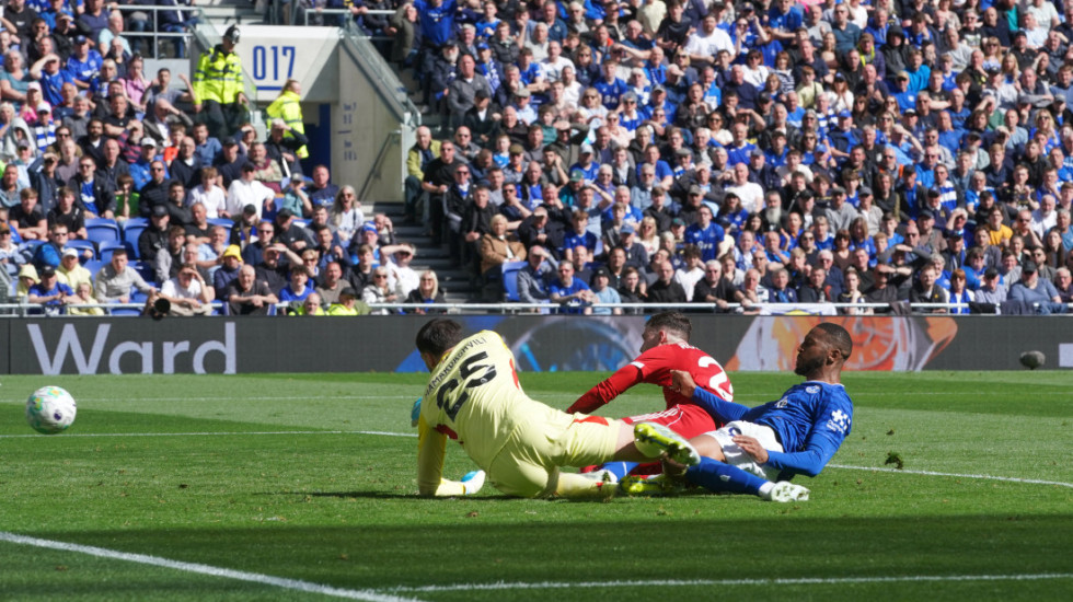 Kompleksi su čudo... Van Dajk utišao plavi deo Liverpula i rešio Mersisajd derbi (VIDEO)