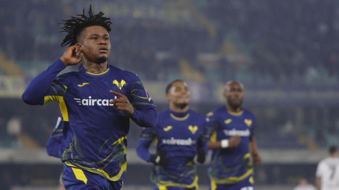 Skandal drma Seriju A! Igrač Verone potukao se sa navijačem (VIDEO)