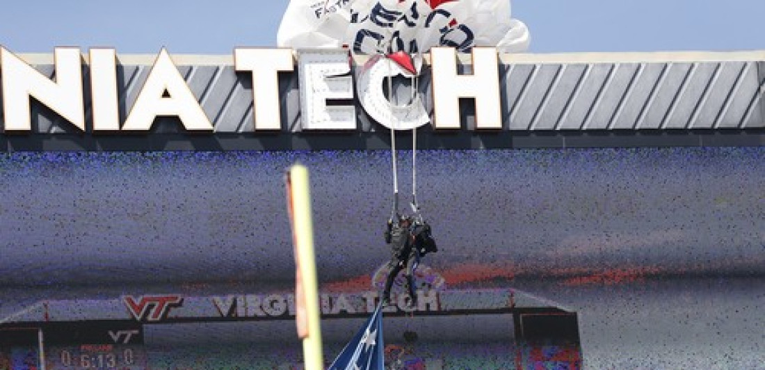 Pao sa Marsa: Padobranac sleteo direktno na semafor! (VIDEO)