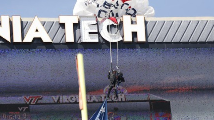 Pao sa Marsa: Padobranac sleteo direktno na semafor! (VIDEO)