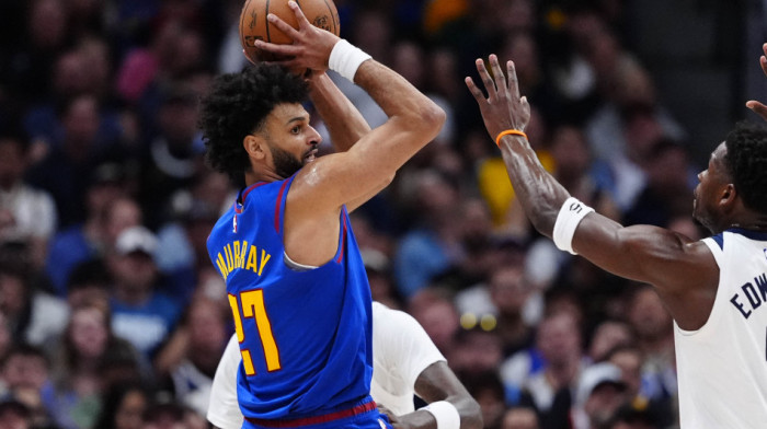 Auuu, šta bi ovo? Jokićev saigrač pogodio sa više od pola terena (VIDEO)