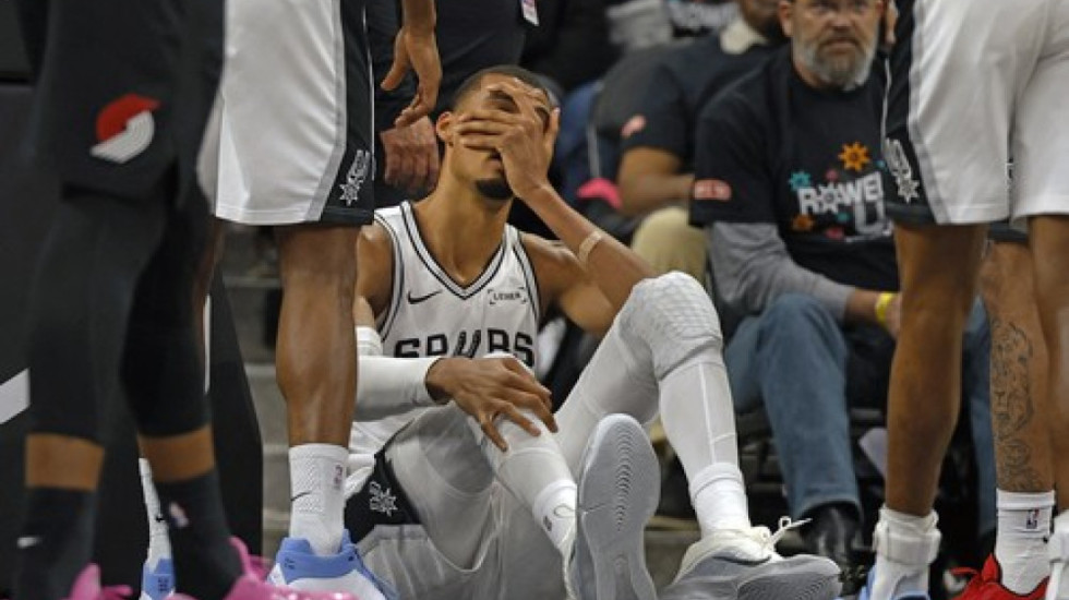 Jeziv pad Vembanjame, muk u dvorani: Udario glavom o parket (VIDEO)