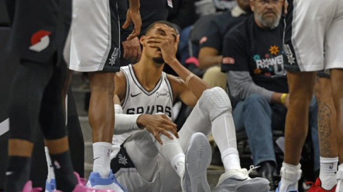 Jeziv pad Vembanjame: Najbolji igrač Sparsa ima potres mozga (VIDEO)