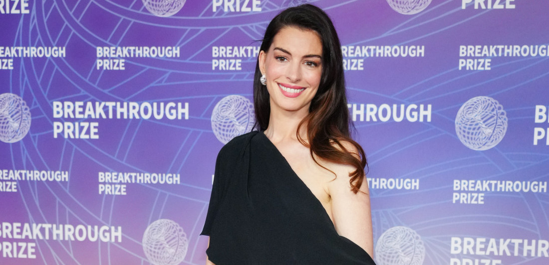 Arsenal osvaja titulu! Prelepa holivudska zvezda poslala jasnu poruku sa crvenog tepiha (FOTO)