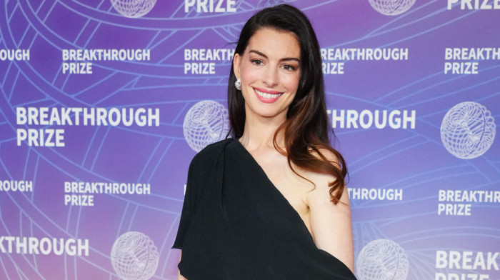 Arsenal osvaja titulu! Prelepa holivudska zvezda poslala jasnu poruku sa crvenog tepiha (FOTO)