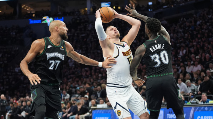 (VIDEO) Ljudi, ovo morate da vidite: Centar Minesote "zaključao" Jokića, Srbin nije znao šta ga je snašlo