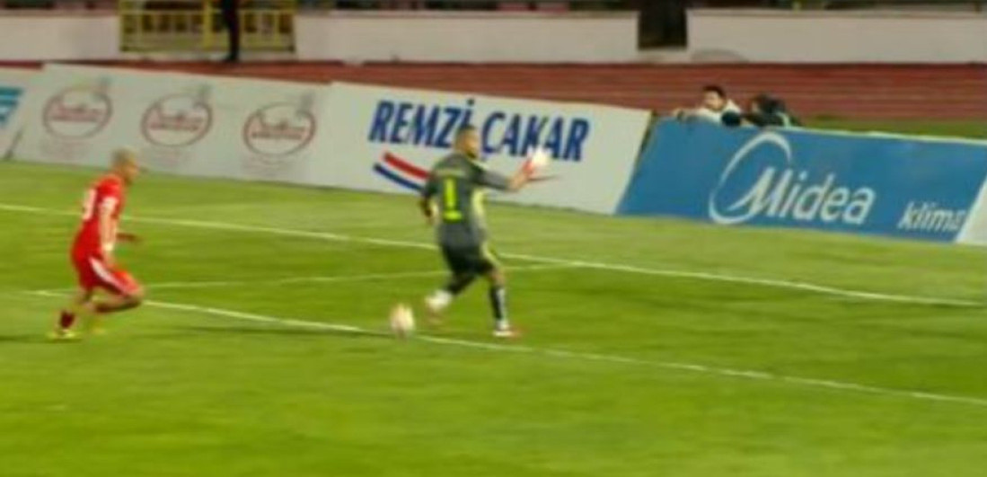 (VIDEO) Šta uradi, crni golmane?! Obrukao se za sva vremena, ovako nešto se ne viđa svaki dan