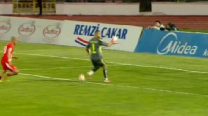 (VIDEO) Šta uradi, crni golmane?! Obrukao se za sva vremena, ovako nešto se ne viđa svaki dan