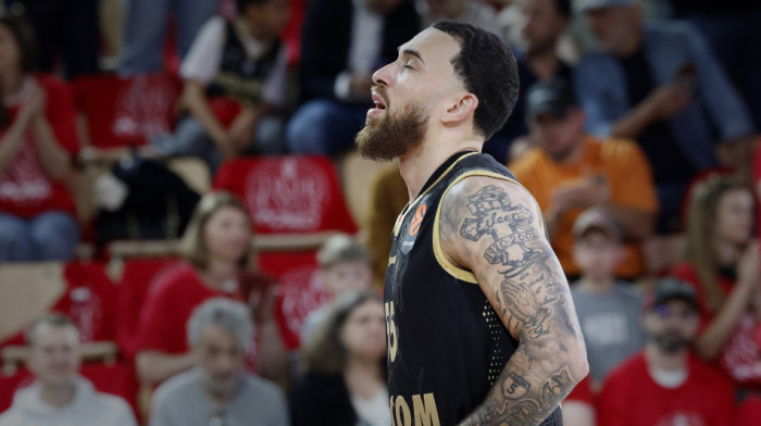 Džejms podigao prašinu: Ponudio se Barseloni pred meč sezone u Evroligi?