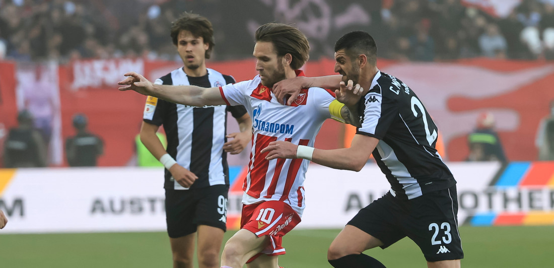 Haos na derbiju: Milanović pokazao Mitroviću crveni karton pa ga poništio