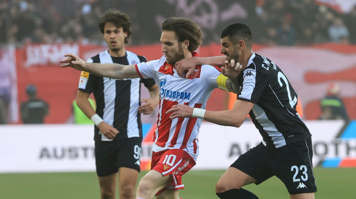 Haos na derbiju: Milanović pokazao Mitroviću crveni karton pa ga poništio