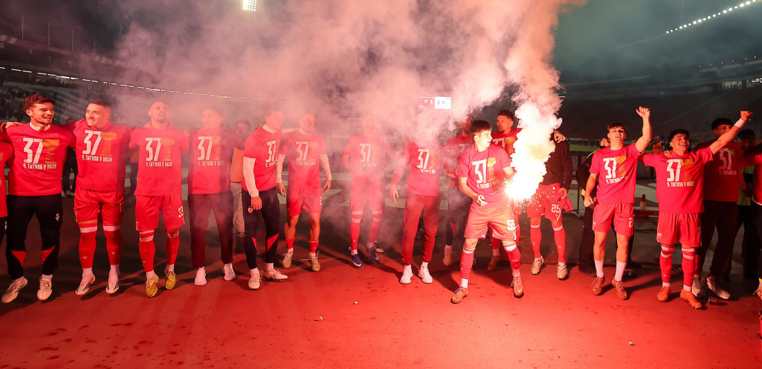 Ludnica na "Marakani": Ovako se slavi titula, navijači i fudbaleri Zvezde u transu (VIDEO)