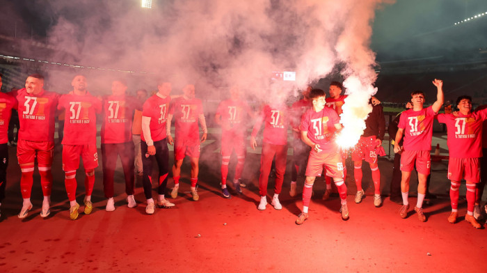 Ludnica na "Marakani": Ovako se slavi titula, navijači i fudbaleri Zvezde u transu (VIDEO)