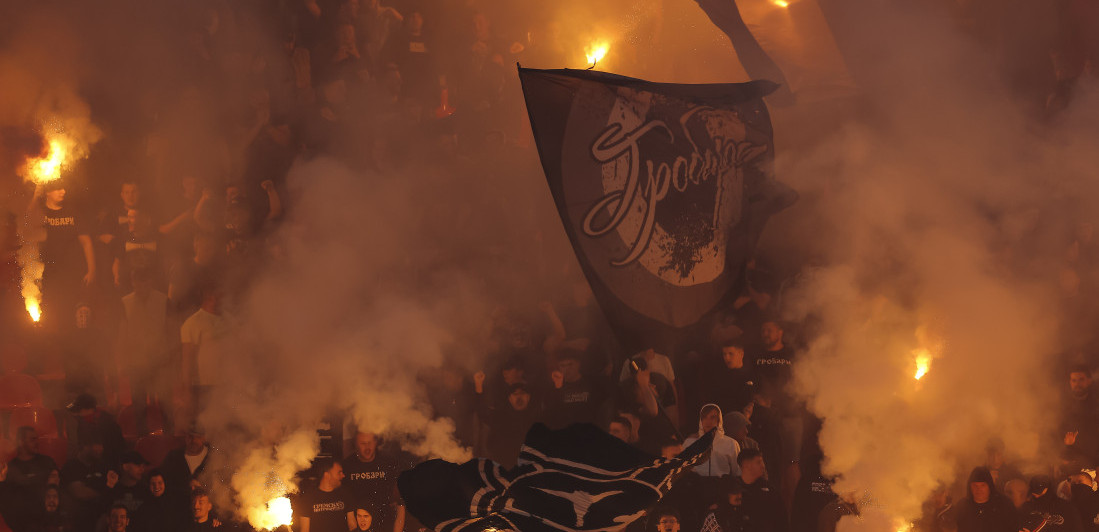 Navijači Partizana napravili haos na "Marakani": Stolice letele na sve strane (FOTO)