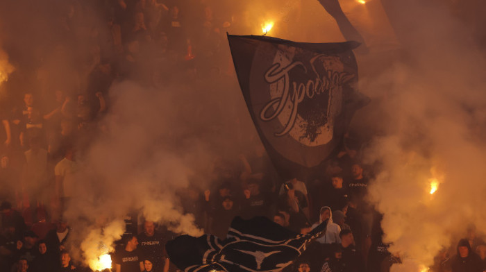 Navijači Partizana napravili haos na "Marakani": Stolice letele na sve strane (FOTO)