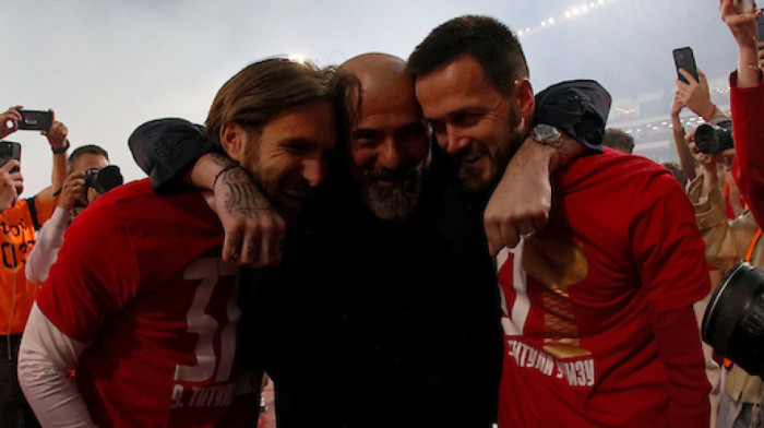 Tresla se svlačionica Crvene zvezde: Stanković uleteo, pogledajte šta se desilo (VIDEO)