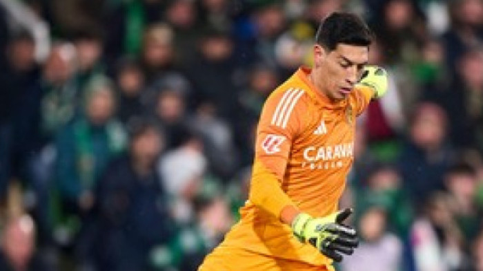 Dečko, šta je s mozgom? Golman pesnicom nokautirao igrača (VIDEO)