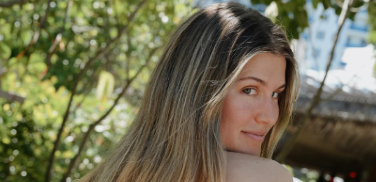 Seksi plavuša se skinula, pokazala guzu i pomutila razum muškarcima