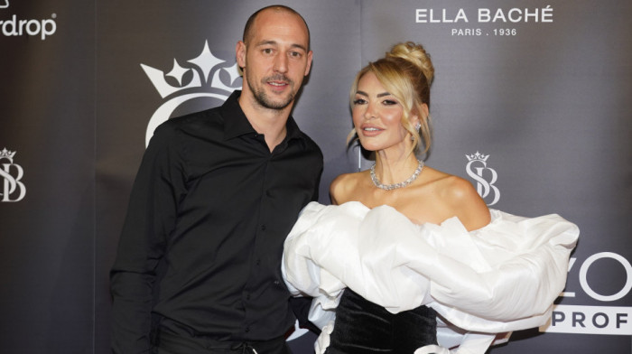 Maske, luda žurka i usijana atmosfera! Snežana Borjan zaplesala sa Stojketom! (VIDEO)