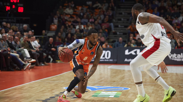 Bacio Micića na kolena i osvojio nagradu: Ovo je najlepši potez sezone u Evroligi (VIDEO)