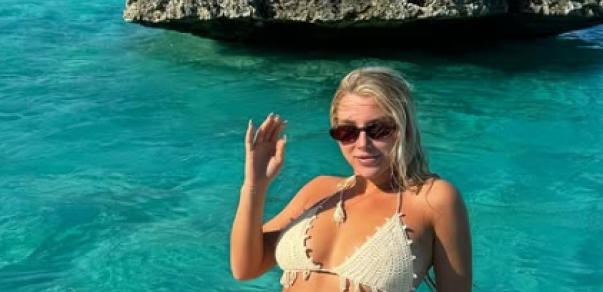 Seva gola guza: Au kakva poza, muškarci poludeli za njenim oblinama (FOTO)