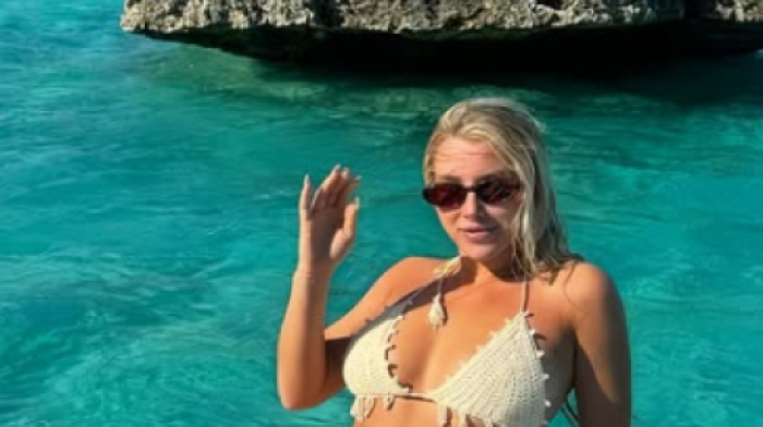 Seva gola guza: Au kakva poza, muškarci poludeli za njenim oblinama (FOTO)