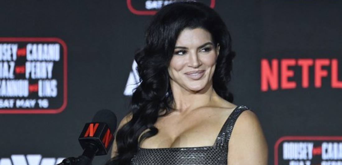 Izbacila ogromne grudi u prvi plan... Muškarci zabalavili kad se pojavila (FOTO)