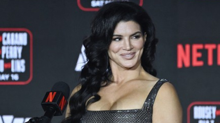 Izbacila ogromne grudi u prvi plan... Muškarci zabalavili kad se pojavila (FOTO)