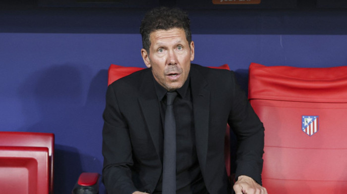 (VIDEO) Umalo izbio opšti haos: Trener Atletika nasrnuo na igrača Arsenala, potpuno izgubio živce zbog ovoga