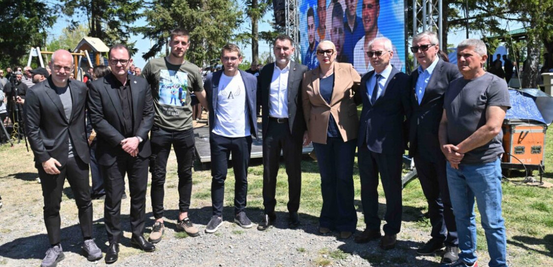 Delegacija FSS odala počast žrtvama u Malom Orašju: ‘Teško je pronaći reči, ova bol pogađa sve" (FOTO)