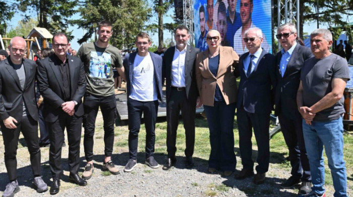 Delegacija FSS odala počast žrtvama u Malom Orašju: ‘Teško je pronaći reči, ova bol pogađa sve" (FOTO)