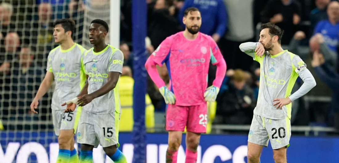 Ludnica na "Hil Dikinsonu" - Mančester preživeo Everton, ali spakovao titulu Arsenalu!