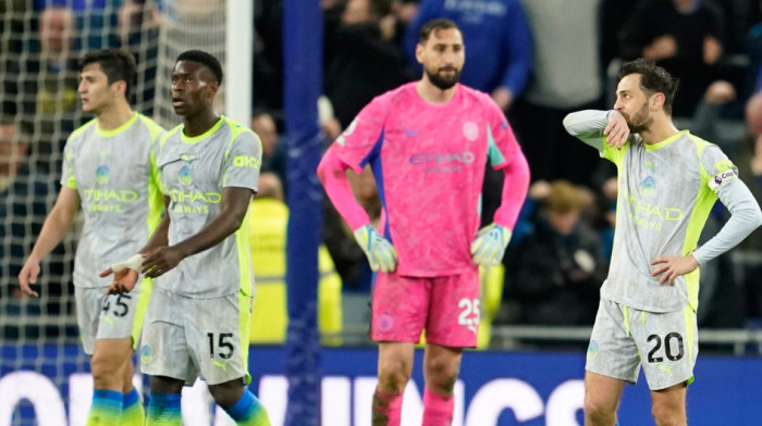 Ludnica na "Hil Dikinsonu" - Mančester preživeo Everton, ali spakovao titulu Arsenalu!
