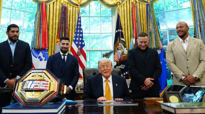 Tramp ugostio UFC borce i najavio spektakl u Beloj kući: Šampionski pojas "urkao šou" (FOTO GALERIJA)