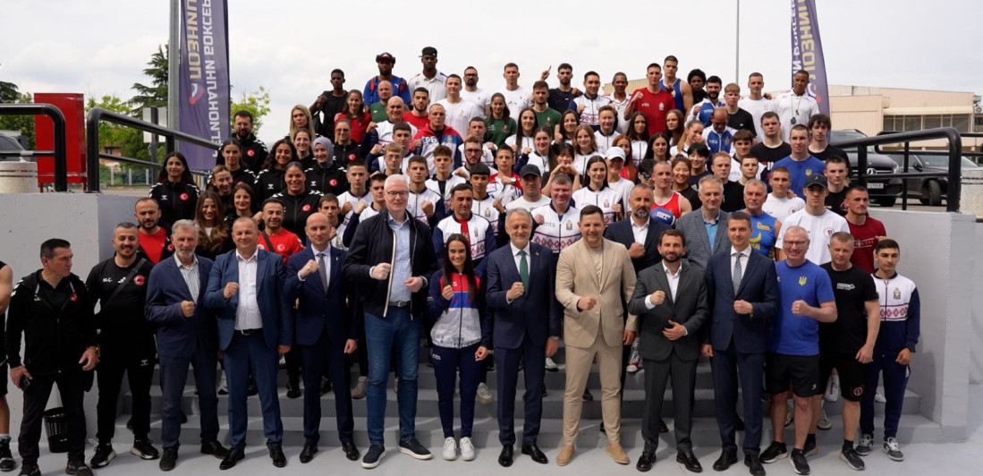 Ministar sporta Gajić i predsednik Olimpijskog komiteta Tomašević posetili boks kamp u Loznici