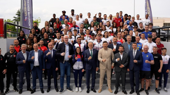 Ministar sporta Gajić i predsednik Olimpijskog komiteta Tomašević posetili boks kamp u Loznici