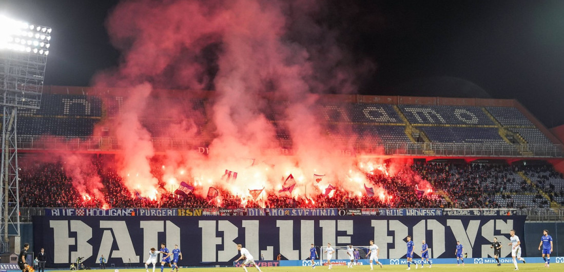 (VIDEO) Gori "Maksimir"! "Torcida" zapalila čuvenu zastavu "bed blu bojsa" uoči derbija, haos u Zagrebu