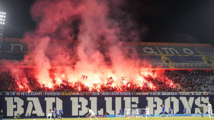 (VIDEO) Gori "Maksimir"! "Torcida" zapalila čuvenu zastavu "bed blu bojsa" uoči derbija, haos u Zagrebu