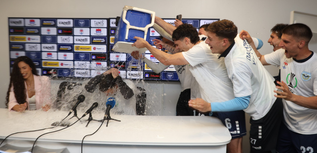 Fudbaleri Železničara prosuli kofu vode na trenera: Gori Pančevo posle istorijskog uspeha "dizelke" (VIDEO)