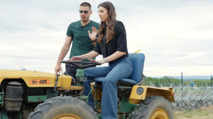 (VIDEO) Ups! Urnebesna nezgoda na traktoru - Prelepa Aleksandra se sudarila, čuveni igrač Partizana u šoku