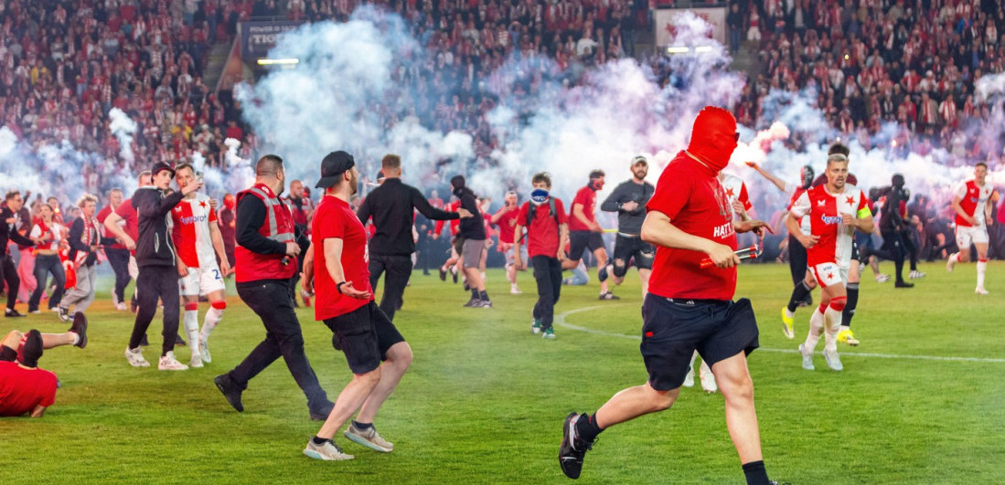 (VIDEO) Užasne scene iz Praga: Huligani upali na teren i bakljama napali igrače, meč momentalno prekinut