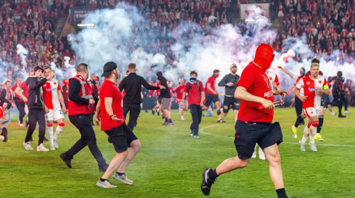 (FOTO) Užasne scene iz Praga: Huligani upali na teren i bakljama napali igrače, meč momentalno prekinut