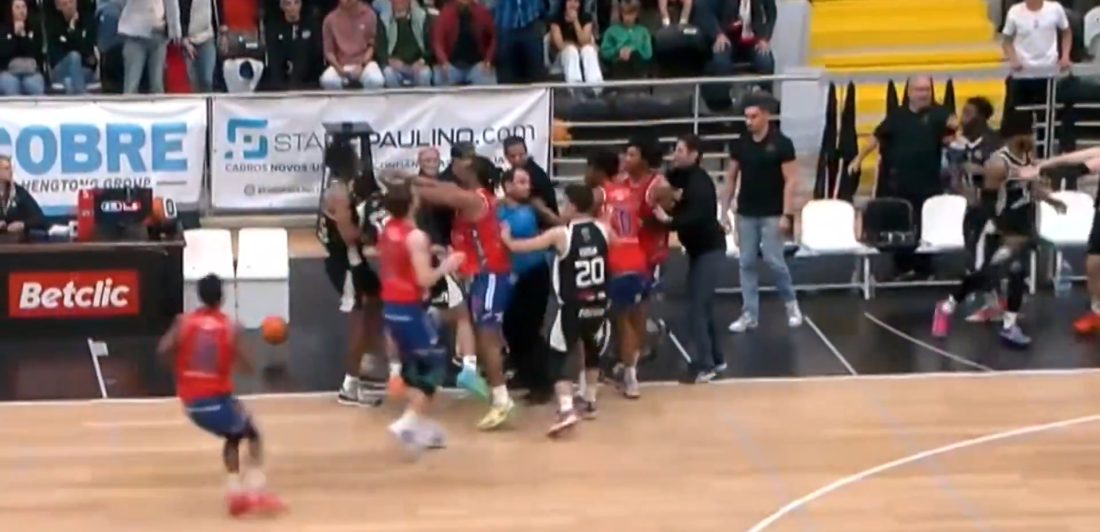 Auuu koje scene, lete pesnice! Opšti haos i tuča, čak 11 igrača isključeno (VIDEO)