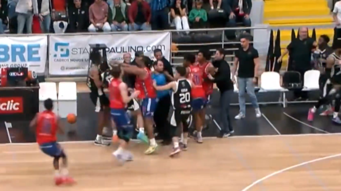 Auuu koje scene, lete pesnice! Opšti haos i tuča, čak 11 igrača isključeno (VIDEO)