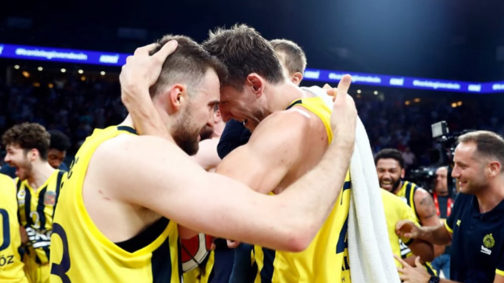 Navijačko rivalstvo ne ruši drugarstvo: Emotivni Gudurić ispratio Veselog u penziju