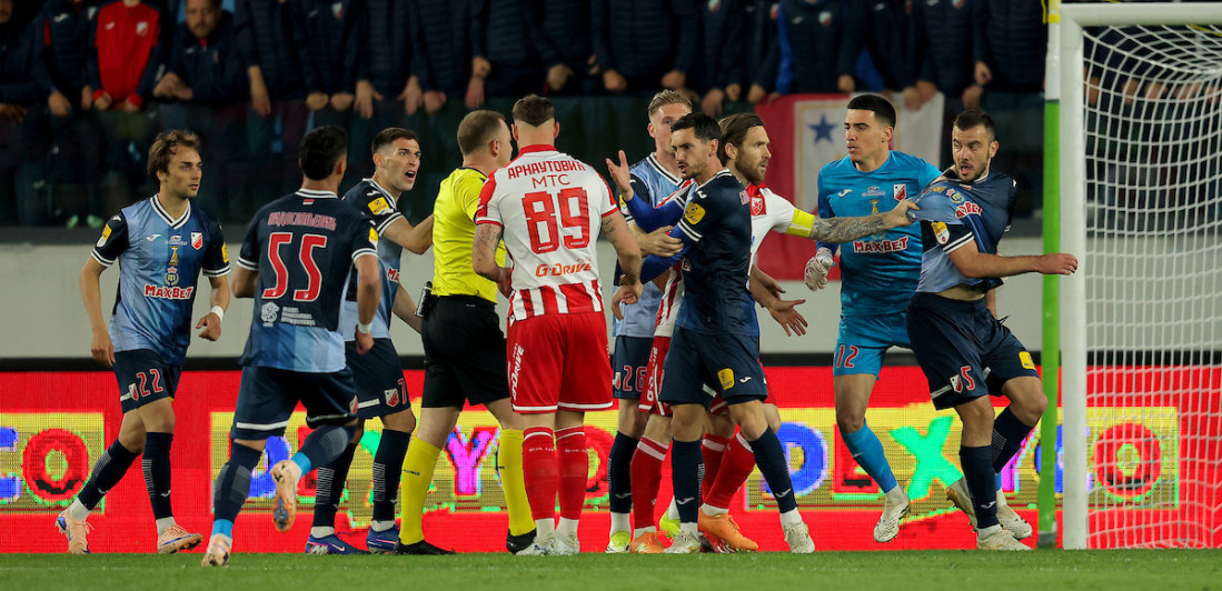 Gori na "Lagatoru": Arnautović u klinču sa fudbalerima Vojvodine! Umalo nova tuča (VIDEO)