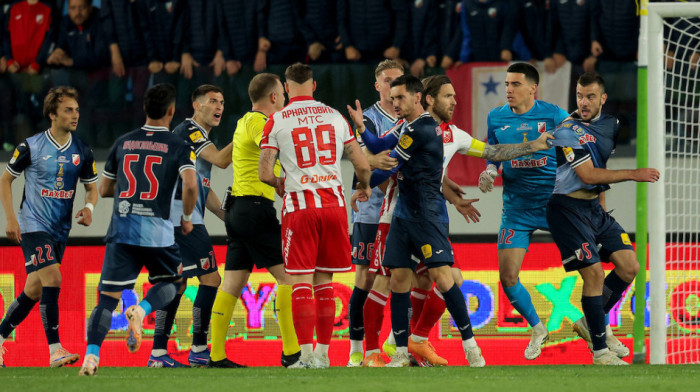 Gori na "Lagatoru": Arnautović u klinču sa fudbalerima Vojvodine! Umalo nova tuča (VIDEO)