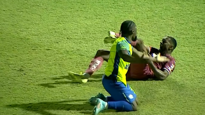 Horor! Igrač vrištao od bola, stopalo mu umalo otpalo, saigrači plakali u agoniji (VIDEO)